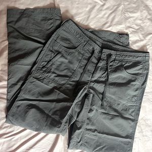 THE NORTH FACE Lightweight Khaki Cargo Pants/Capris Sz 8